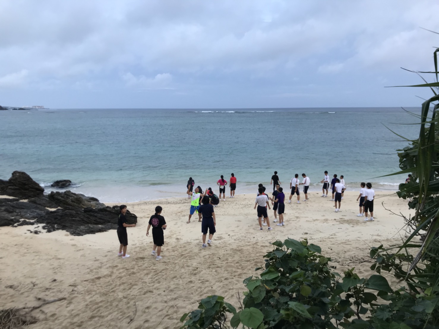 早朝の沖縄の海