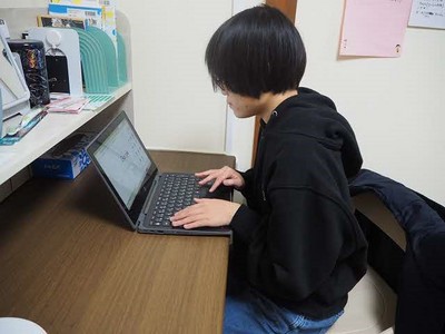 寄宿舎生、パソコン学習の様子