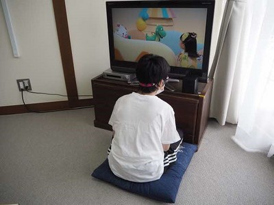 テレビを見る様子