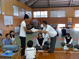 お菓子の景品を貰う