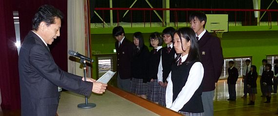 校長より新生徒会長に委任状