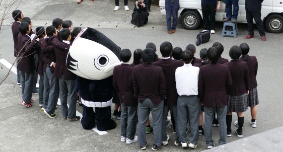 カツオ人間と集合写真