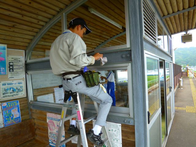 高等部　校外作業　　　駅舎清掃